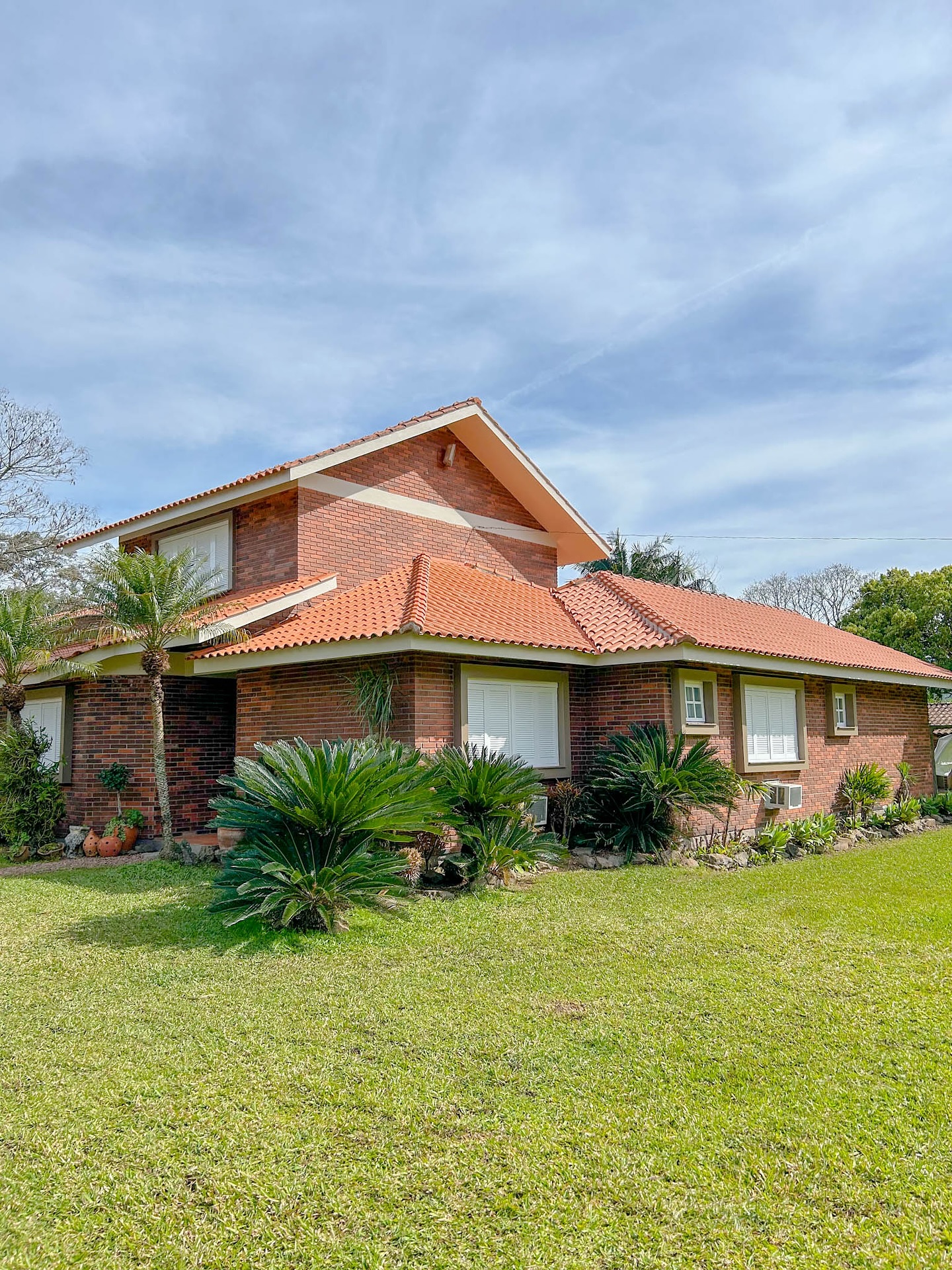 Casa de tijolos aparentes com telhado renovado
