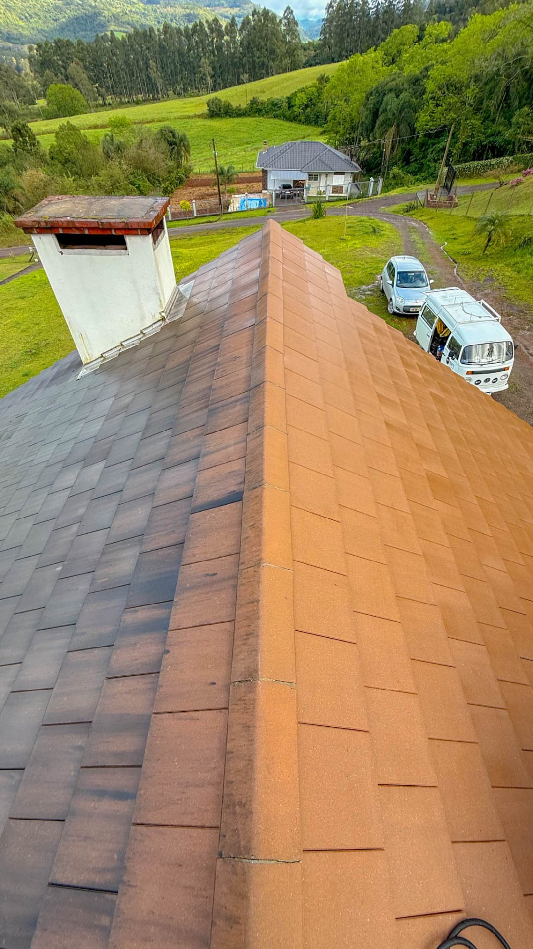 Antes e depois: telhado com pintura renovada